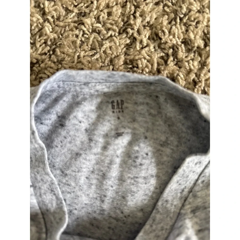 Gap Boys Gray V-Neck Front Pocket Short Sleeve Tee‎ Size Small
